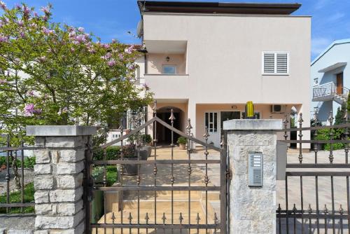 dom z bramą przed nim w obiekcie Ferienwohnung für 3 Personen ca 48 qm in Červar-Porat, Istrien Istrische Riviera w Poreču