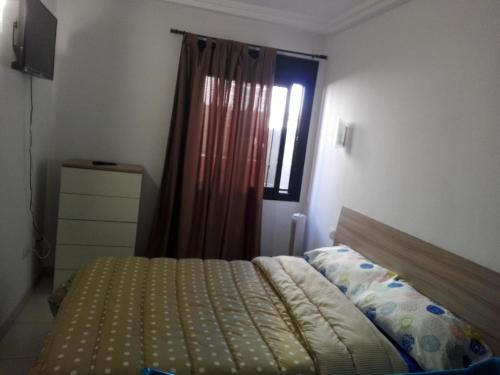 Tempat tidur dalam kamar di Ferienwohnung für 3 Personen 1 Kind ca 52 qm in Adeje, Teneriffa Westküste von Teneriffa