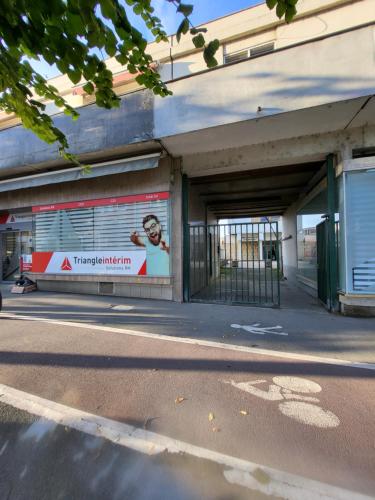un edificio con un cartel en el costado en Bienvenue chez ANOUK, en Châlons-en-Champagne