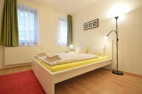Posteľ alebo postele v izbe v ubytovaní Toldi Apartments Pécs