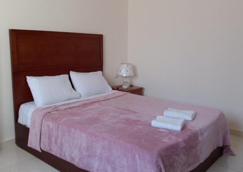 1 dormitorio con 1 cama con 2 toallas en Giza Home, en El Cairo