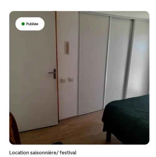 Cette chambre dispose de deux portes blanches et d'un lit. dans l'établissement Tetyana, à Avignon