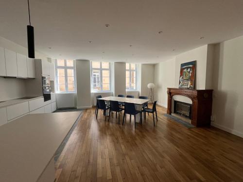 une cuisine et une salle à manger avec une table et des chaises dans l'établissement Gde maison avec jardin et spa, à Saint-Geniez-dʼOlt