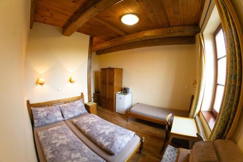 Habitación pequeña con cama y ventana en Stary dum, en Černošice