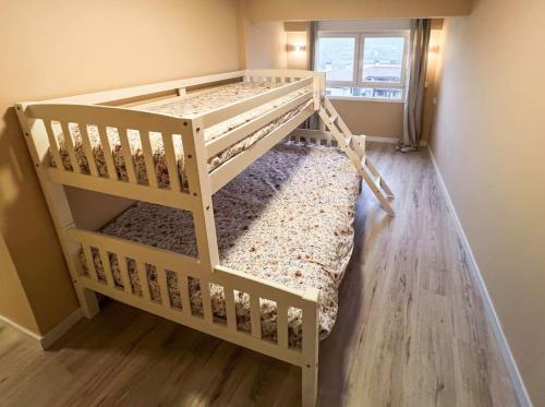 מיטה או מיטות קומותיים בחדר ב-Acogedor y moderno apartamento