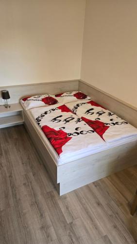 a bed in a room with at Apartment im Hotel Rottalblick in Oberham