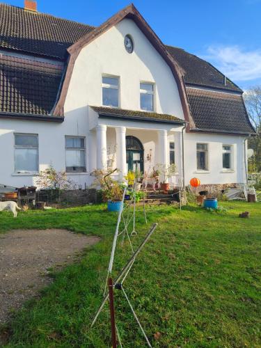 a house with a yard with a fence and a antenna at Gutshaus im Grünen in Poseritz