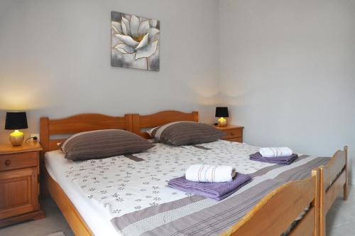 um quarto com uma cama com duas almofadas em Ferienwohnung für 4 Personen ca 45 qm in Rabac, Istrien Bucht von Rabac em Rabac