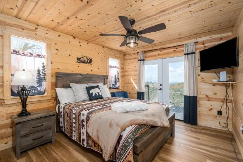 1 dormitorio con 1 cama y ventilador de techo en Sunset Ridge, en Ranger
