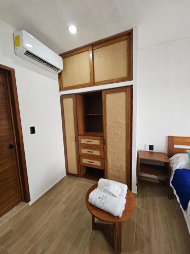 1 dormitorio con 1 cama y 1 mesa con toallas en Estancia del Agua Luxury View, en Xul-Ha