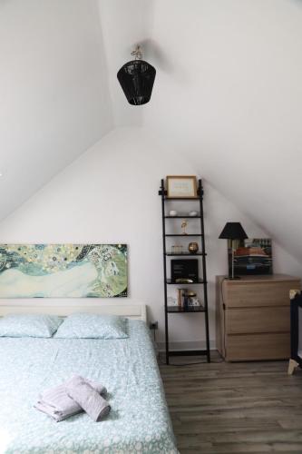 een slaapkamer met een bed met een knuffeldier erop bij Maison - 3 chambres - Jardin in Huisseau-sur-Cosson