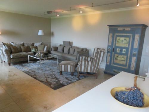 uma sala de estar com um sofá e uma mesa em Ferienwohnung für 4 Personen ca 140 qm in Kampen auf Sylt, Nordfriesische Inseln Sylt em Kampen