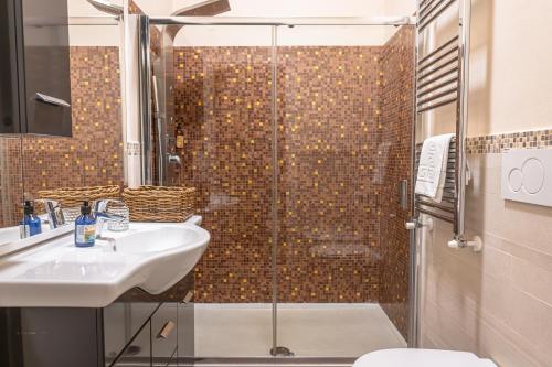 een badkamer met een douche, een wastafel en een toilet bij i sapori del levante in La Spezia