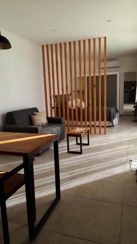 ein Wohnzimmer mit Sofa und Tisch in der Unterkunft Belize Apart in San José