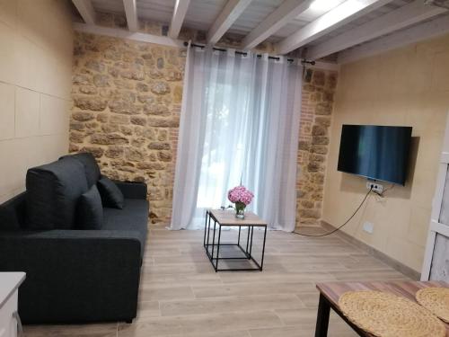 Μια τηλεόραση ή/και κέντρο ψυχαγωγίας στο Apartamentos La Casa De Allá 1