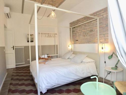 a bedroom with a white canopy bed and two tables at Ferienwohnung für 2 Personen 2 Kinder ca 75 qm in Rom Centro Storico, Latium Rom und Umgebung in Rome