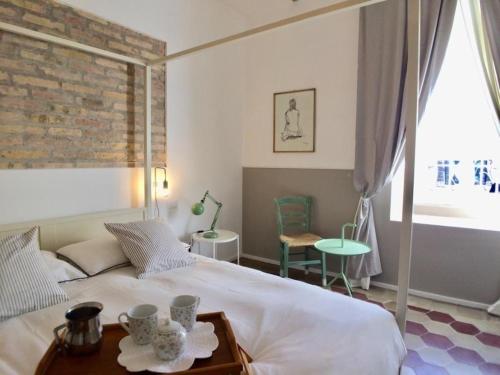 a bedroom with a large white bed and a window at Ferienwohnung für 2 Personen 2 Kinder ca 75 qm in Rom Centro Storico, Latium Rom und Umgebung in Rome