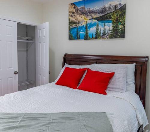Katil atau katil-katil dalam bilik di Luxurious Private Basement Suite in Ashton