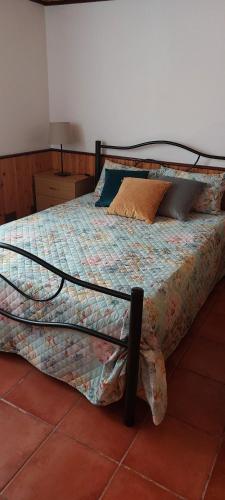 a large bed in a room with at Casa Campo e Praia in Rogil