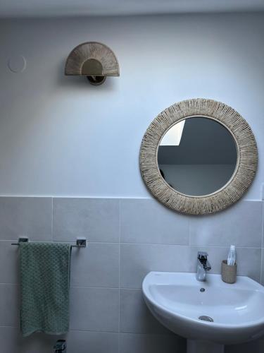 W łazience znajduje się umywalka i lustro. w obiekcie La dimora w mieście Borgo San Dalmazzo