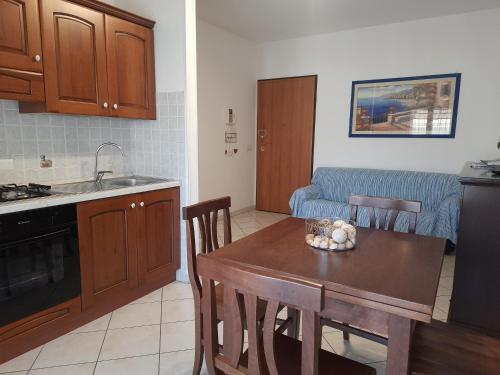 - une cuisine et une salle à manger avec une table et un canapé dans l'établissement Casa Amathia, à Sabaudia