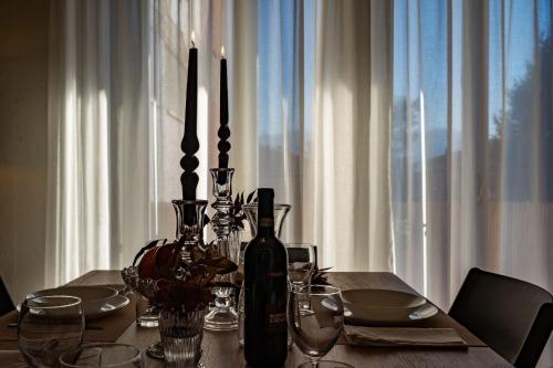 uma mesa de jantar com uma garrafa de vinho em Ferienwohnung für 6 Personen ca 105 qm in Lucca, Toskana Provinz Lucca em Lucca