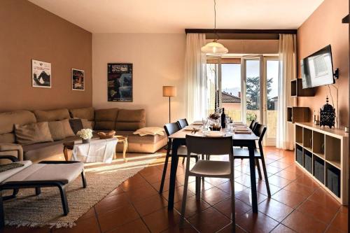 uma sala de estar com uma mesa e um sofá em Ferienwohnung für 6 Personen ca 105 qm in Lucca, Toskana Provinz Lucca em Lucca