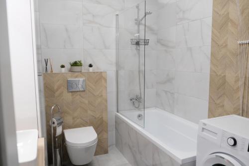 Ένα μπάνιο στο Apartments Space and More, Dmowskiego - 20 minut do RYNKU, Self Check-In 24H, Parking