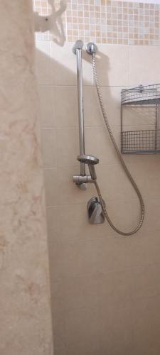 La salle de bains est pourvue d'une douche avec un pommeau de douche. dans l'établissement Casa Libertà 32, à Marsala