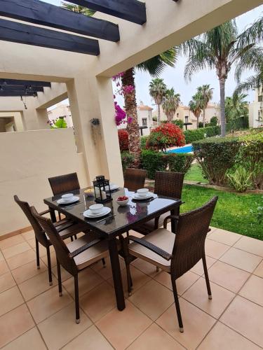 uma mesa de jantar e cadeiras num pátio em Casa Mila Roda Golf Resort Murcia em Roda