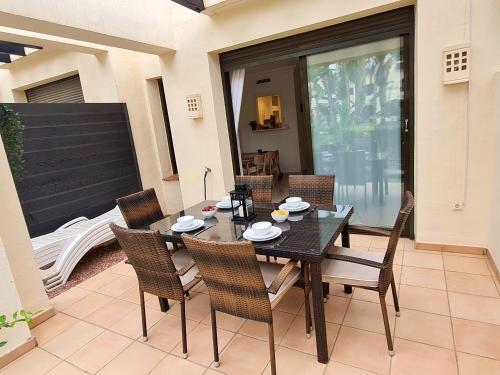 uma sala de jantar com mesa e cadeiras em Casa Mila Roda Golf Resort Murcia em Roda