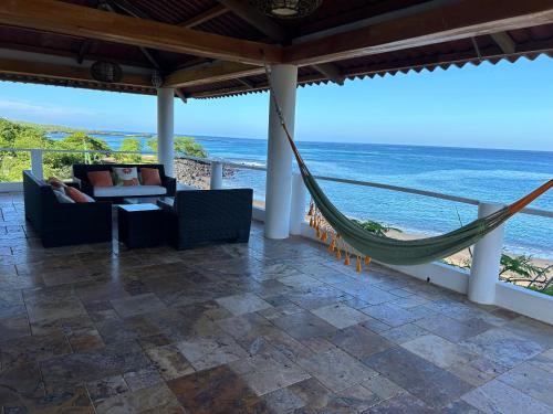 un'amaca su una veranda con vista sull'oceano di VILLA FLOREANA a Puerto Velasco Ibarra