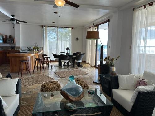 VILLA FLOREANA في Puerto Velasco Ibarra: غرفة معيشة مع أريكة وطاولة