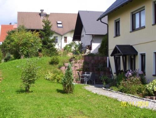 una casa con un jardín delante de ella en Ferienwohnung für 2 Personen ca 55 qm in Frauenwald am Rennsteig, Thüringen Rennsteig, en Ilmenau