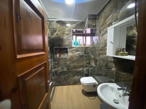 ein Bad mit einem WC und einem Waschbecken in der Unterkunft Kruja Apartment 2 in Kruja