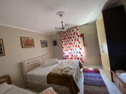 Postel nebo postele na pokoji v ubytování Kruja Shared Apartment