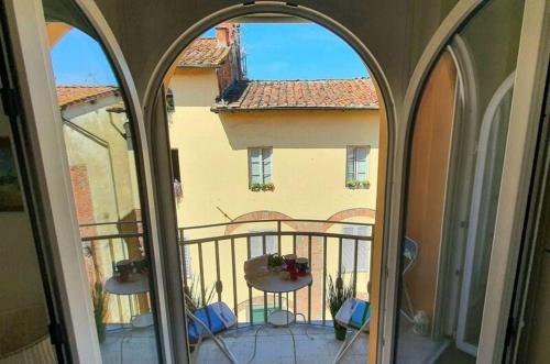 uma vista de um edifício a partir de uma janela em Ferienwohnung für 2 Personen ca 70 qm in Lucca, Toskana Provinz Lucca em Lucca