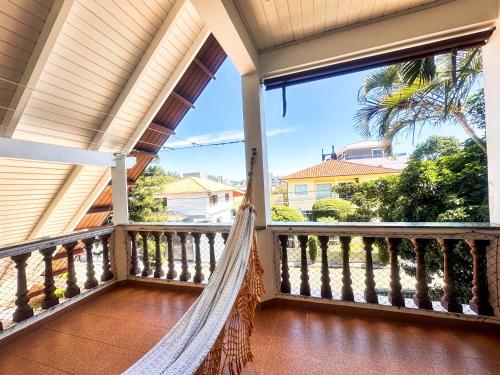 eine Hängematte auf der Veranda eines Hauses in der Unterkunft Casa na Praia dos Ingleses para até 12 pessoas in Florianópolis