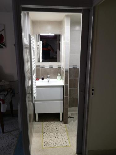 une salle de bain avec un lavabo et un miroir dans l'établissement La Cordonnerie, à Messeix