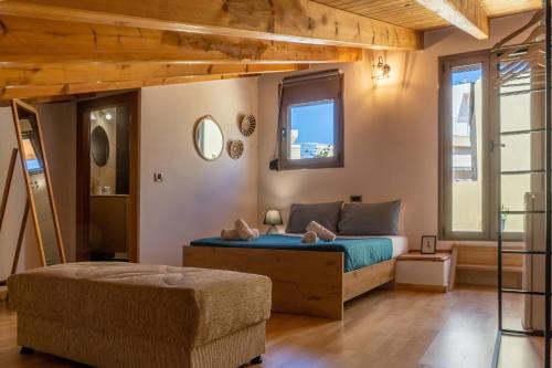 ein Schlafzimmer mit einem Bett und einem großen Fenster in der Unterkunft Nefele Maisonette near Heraklion centre in Iraklio