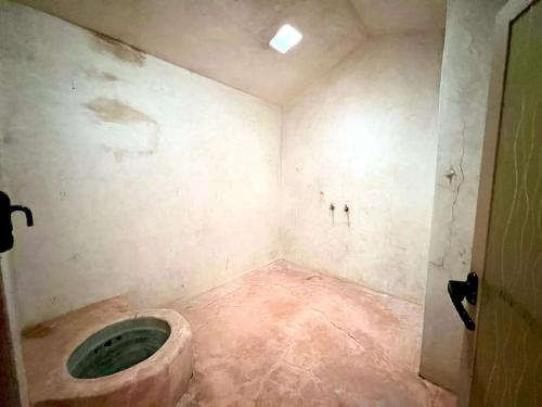 ein Bad mit WC in der Ecke eines Zimmers in der Unterkunft Spacious villa in front of the Atlas Mountains in Marrakesch