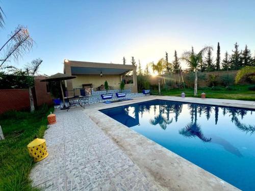 einen Pool im Hinterhof eines Hauses in der Unterkunft Spacious villa in front of the Atlas Mountains in Marrakesch