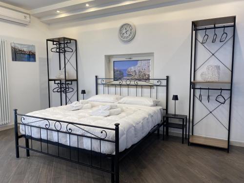 Postel nebo postele na pokoji v ubytování FraMe Room