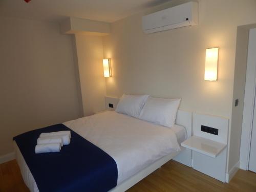Un pat sau paturi într-o cameră la Apartments Orbit