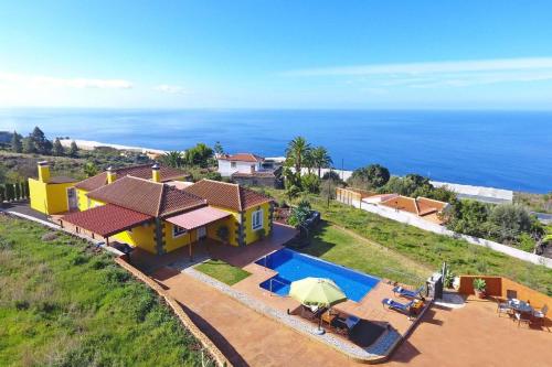 an aerial view of a house with a swimming pool at Ferienhaus mit Privatpool für 7 Personen ca 130 qm in Tijarafe, La Palma Westküste von La Palma in Tijarafe