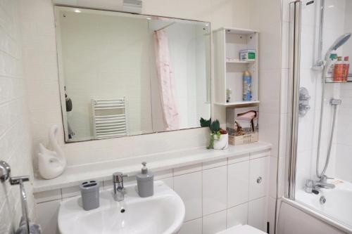 bagno bianco con lavandino e specchio di Apartment In Birmingham New Street city centre is beautiful and comfortable a Birmingham