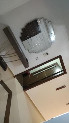 een kamer met een plafond met een raam en een spiegel bij Mobilart in Oran