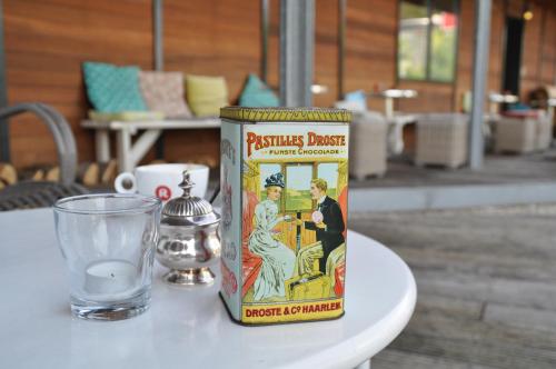 a can of physicsgeist sitting on a table with a glass at Droste's Herberg in Tubbergen