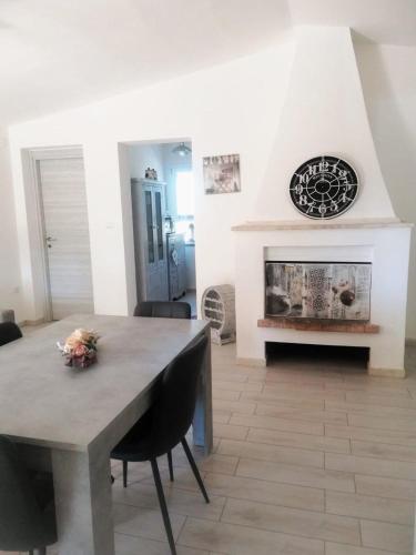 ein Wohnzimmer mit einem Tisch und einem Kamin in der Unterkunft Studio für 4 Personen ca 60 qm in Porto Torres, Sardinien Sassarese in Porto Torres