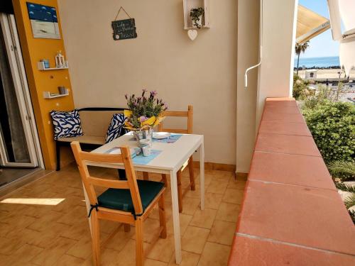 comedor con mesa blanca y sillas en Casa Alma del mar en Montesilvano